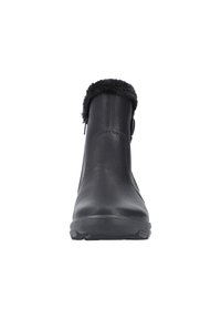 Bottes noires en cuir jusqu'à la cheville avec une doublure en fourrure douce et texturée en haut, dotées d'un bout rond et d'une semelle en caoutchouc pour une meilleure adhérence.