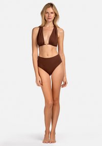 Brązowy zestaw bikini z halterem i głębokim dekoltem oraz wysokim stanem, wykonany z gładkiego, teksturowanego materiału.