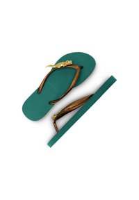Tongs en caoutchouc teal avec des brides marron. Les brides présentent un accent crocodile de couleur dorée. Semelle intérieure texturée pour plus d'adhérence.