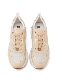 Beżowe buty sportowe z siateczkowymi wstawkami, gładkimi akcentami, okrągłymi sznurowadłami i małym metalowym detalem na języku. Wyściełana podeszwa, zaokrąglony kształt.