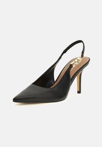 Must mustaga tõusuga must nahk slingback pump, millel on terav nina ja stilettokonts. Omab lõikega disaini ja kullatooni detailidega aksenti rihmal.
