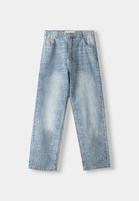 Ljusblå denimjeans med avslappnad passform, med präglade textmönster med stadsnamn, fem fickor och dragkedja med knappstängning.