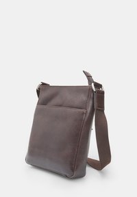 Borsa a tracolla in pelle marrone con una finitura testurizzata, una tracolla regolabile e una tasca frontale per ulteriore spazio di stoccaggio.