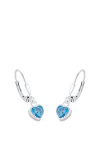 Los pendientes de palanca de plata presentan dos encantos en forma de corazón de cristal azul con superficies facetadas, que reflejan la luz para añadir brillo.