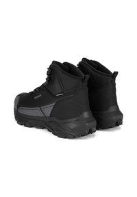 Juodi nemokami nuo vandens žygio batai su tekstūruotais audinio viršutiniaisiais sluoksniais ir guminiais padais, turintys raištelių dizainą ir palaikantį kulkšnies aukštį.