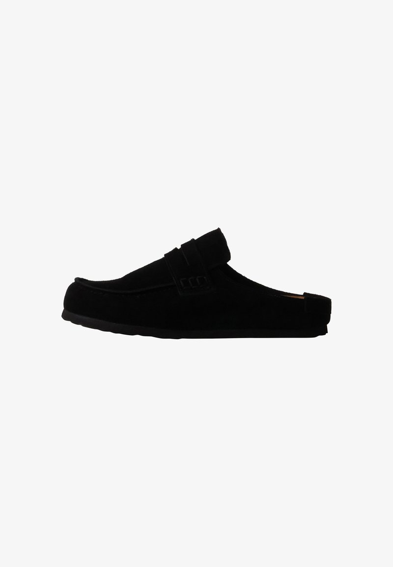 Mocassin noir à enfiler avec un petit talon et une bride décorative sur la partie supérieure, montré de côté extérieur sur fond blanc.
