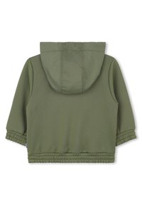 Olijfgroene jas met capuchon, weergegeven vanuit de achterzijde met elastische manchetten. Zacht materiaal met een relaxte pasvorm, ideaal voor casual gebruik.