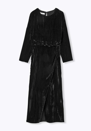 Robe en velours noir à manches longues, col rond et design croisé à l'avant. Elle présente une texture côtelée verticale et une fente latérale.