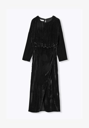 Robe en velours noir à manches longues, col rond et design croisé à l'avant. Elle présente une texture côtelée verticale et une fente latérale.