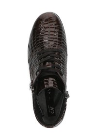 Bruine faux lederen sneaker met een gestructureerd krokodillenpatroon, zwarte veters en een zijrits. Heeft een gevoerde binnenkant voor comfort.