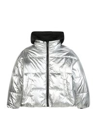 Srebrna kurtka puchowa z wysokim kołnierzem, czarnym kapturem, zamkiem błyskawicznym z przodu oraz teksturowanym, błyszczącym materiałem. Posiada kieszenie boczne.