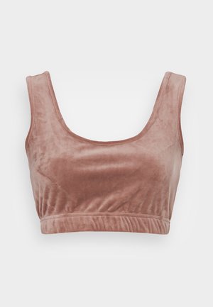 Blød mauve cropped tanktop med brede stropper og rund halsudskæring i fløjlsstof på hvid baggrund.