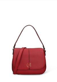 Borsa a tracolla in pelle rossa testurizzata con patta, chiusura circolare dorata e tracolla regolabile su sfondo bianco.