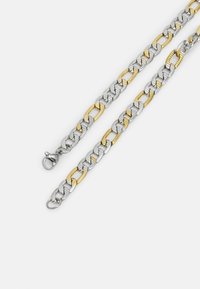 Brățară din metal argintiu și auriu, cu un design de lanț mixt, incluzând segmente texturate și închidere cu carabină.