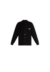 Cardigan nero realizzato in tessuto morbido, con scollo a V, chiusura con bottoni e una piccola patch triangolare con il logo sul petto sinistro.