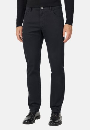 Jeans negros de corte ajustado hechos de una mezcla de algodón, con cinco bolsillos, trabillas para cinturón, cierre de botón y una textura suave.
