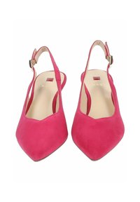 Tacchi slingback in suede fucsia con punta affusolata, caratterizzati da un cinturino sottile e un dettaglio in oro vicino alla caviglia. Fodera interna liscia.