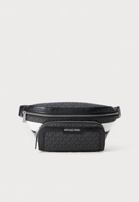 Marsupio Michael Kors nero e grigio con tasca frontale con zip, motivo con logo e dettagli metallici argentati su uno sfondo bianco.