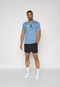 New Balance HEATHERTECH GRAPHIC  - Sportiniai marškinėliai trumpomis rankovėmis - blue