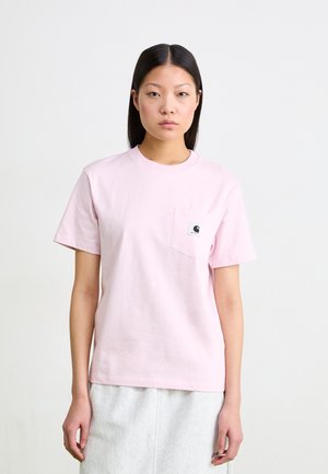 T-shirt en coton rose avec un col rond, des manches courtes et une poche sur la poitrine gauche portant une étiquette de logo. Texture lisse, coupe décontractée.
