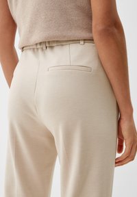 s.Oliver BLACK LABEL REGULAR MET PERSPLOOIEN - Broek - beige
