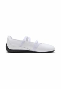 Witte balletachtige flat shoe met een ronde neus, twee elastische banden en een zwarte rubberen zool. Gladde leren stof en minimale stikdetails.