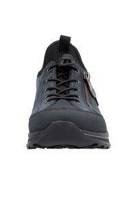 Chaussure de randonnée noire avec un dessus texturé, des sections en mesh, un système de laçage et une fermeture éclair latérale, ainsi qu'une semelle en caoutchouc rugged pour une meilleure adhérence.