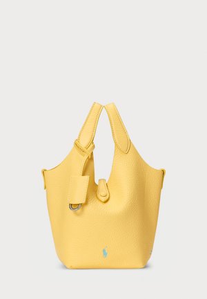 Bolso de cuero amarillo con un acabado texturizado, que presenta dos asas curvas y un pequeño bolso extraíble. Un logotipo azul está estampado en la parte delantera.