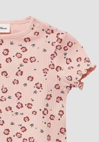 Roze ribbelstof met een bloemmotief, voorzien van kleine maroon bloemen en groene bladeren. Korte volantslouwen en drukknoopsluitingen op de schouder.