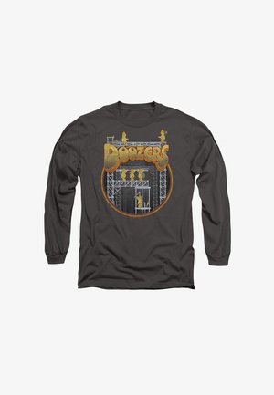 Graues Langarmshirt mit einem grafischen Aufdruck, der das Wort "Doozers" und Cartoonfiguren auf einer Konstruktionsstruktur in Gelb- und Grautönen zeigt.