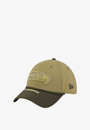 Khakifarbene Baseballmütze mit einem gelb gestickten Logo der Seattle Seahawks, einem dunkelgrünen Schirm und Akzentnähten.