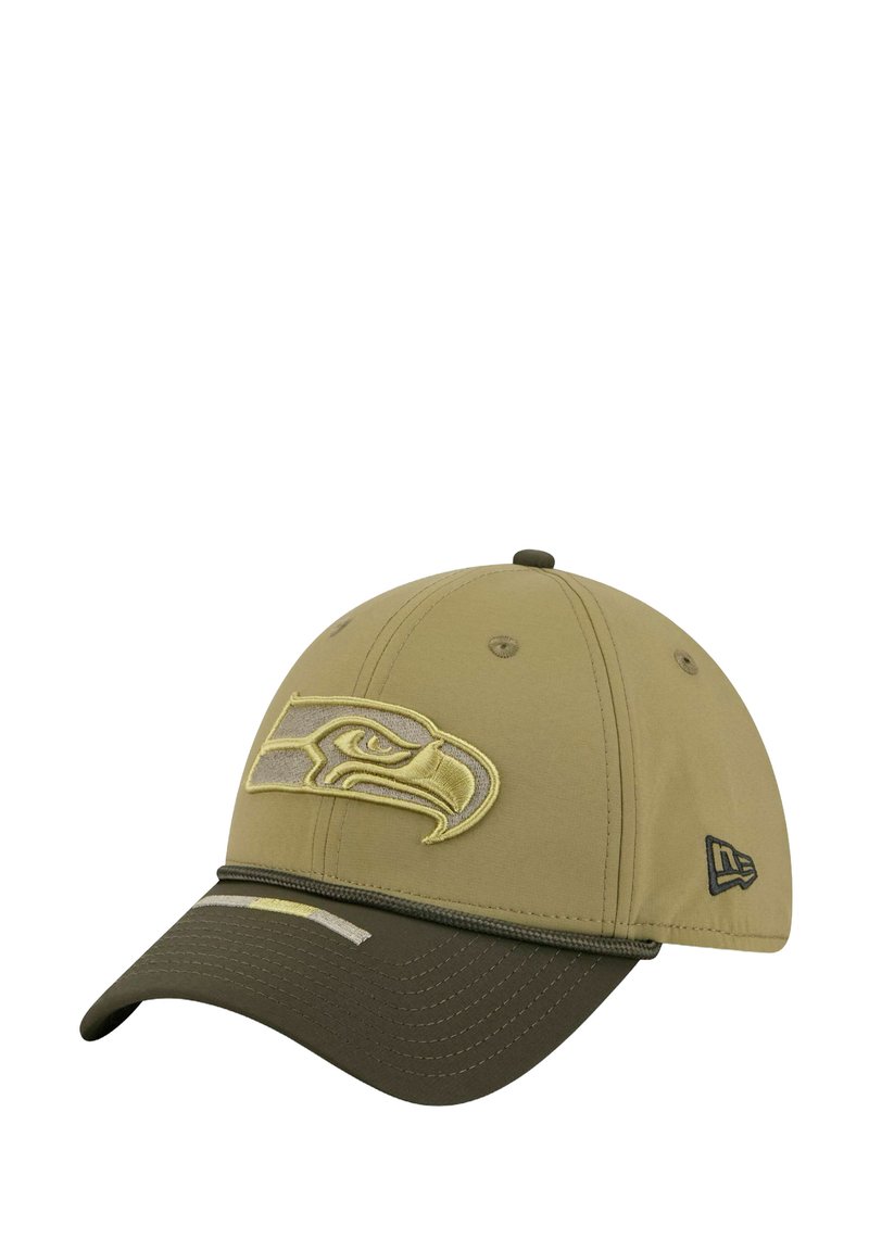 Khakifarbene Baseballmütze mit einem gelb gestickten Logo der Seattle Seahawks, einem dunkelgrünen Schirm und Akzentnähten.
