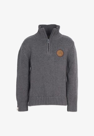 Grå strikket sweater med høj krave og halv lynlås foran. Har et rundt, brunt patch-logo på brystet samt ribbetræk ved håndleddene og kanten.