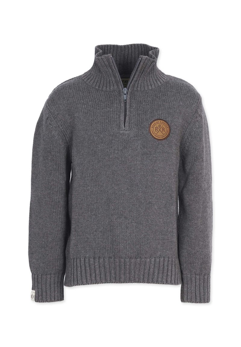 Grå strikket sweater med høj krave og halv lynlås foran. Har et rundt, brunt patch-logo på brystet samt ribbetræk ved håndleddene og kanten.