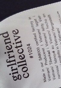 Étiquette de vêtement Girlfriend Collective indiquant le numéro de produit 1024 et les détails de fabrication précisant que l'article a été fabriqué dans une usine certifiée au Vietnam.