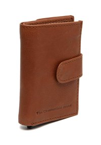 Portafoglio in pelle marrone con chiusura a bottone, molteplici scomparti per carte e dettagli cuciti. Nome del marchio impresso sulla parte anteriore.