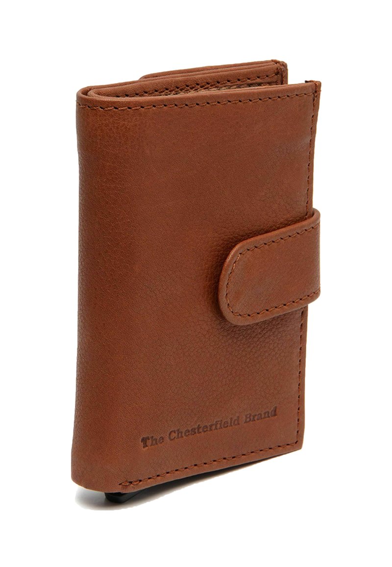 Portafoglio in pelle marrone con chiusura a bottone, molteplici scomparti per carte e dettagli cuciti. Nome del marchio impresso sulla parte anteriore.