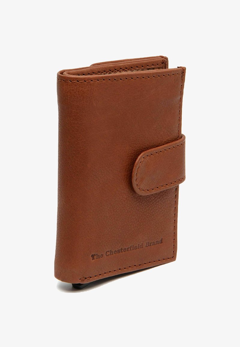 Portafoglio in pelle marrone con chiusura a bottone, molteplici scomparti per carte e dettagli cuciti. Nome del marchio impresso sulla parte anteriore.