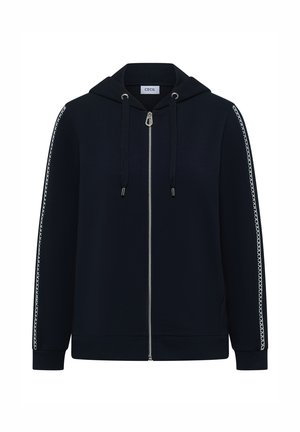 Tmavě modrá mikina na zip s kapucí a šňůrkou, s bílými vzorovanými pruhy táhnoucími se po obou rukávech.