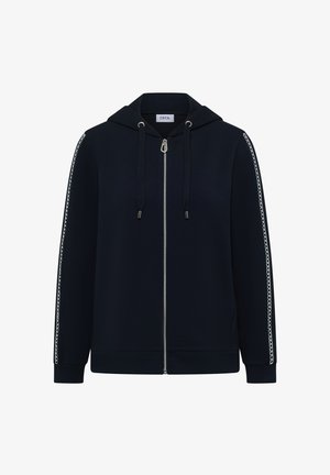 Tmavě modrá mikina na zip s kapucí a šňůrkou, s bílými vzorovanými pruhy táhnoucími se po obou rukávech.