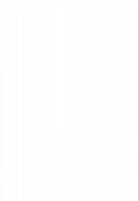 Homme en costume marchant dans un couloir de bureau, tenant un clipboard et portant un micro-casque, regardant devant lui.