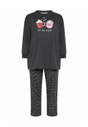 Dunkelgraues Schlafanzugset mit einem Oberteil, das eine Grafik von zwei Tassen und dem Text "Hot Choc o'clock" zeigt, und einer Hose mit einem Herzmuster in Weiß und Rot.