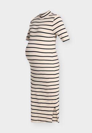 Vestido premamá beige hasta la rodilla con rayas horizontales negras, mangas cortas, cuello alto simulado y abertura lateral.