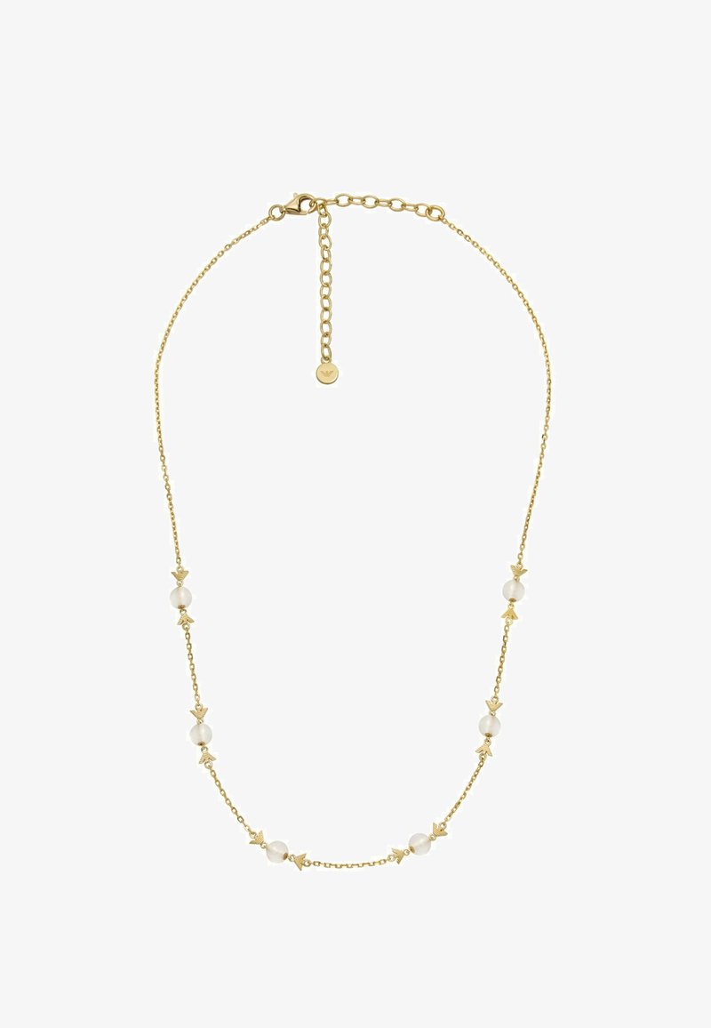 Collar de cadena de oro con cuentas redondas blancas y acentos decorativos en oro, con un cierre de langosta y longitud ajustable.