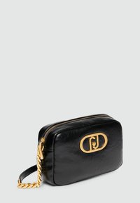 Schwarze Ledertasche mit rechteckiger Form, goldener Markenlogo auf der Vorderseite, Reißverschlussverschluss und abnehmbarer Kettenriemen.
