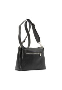 Borsa a tracolla in pelle nera con finitura texture, dotata di una tasca frontale con zip, tracolla regolabile e dettagli in metallo color argento.