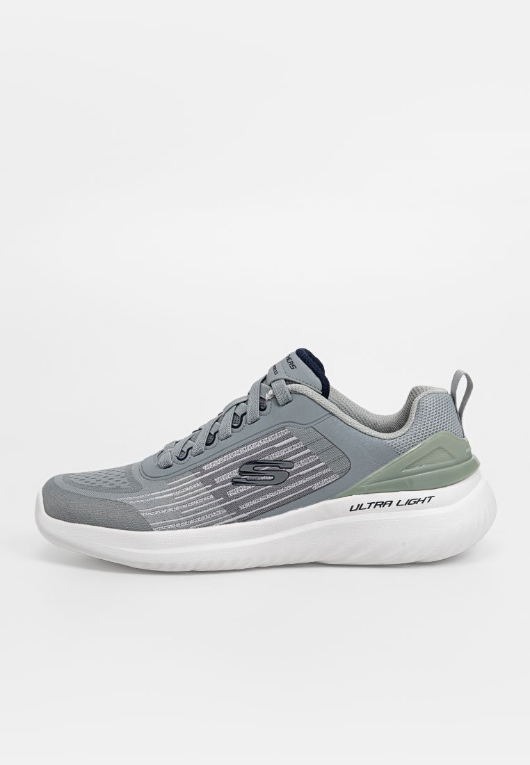 Sneaker leggera con una tomaia in rete grigia, accenti blu scuro, lacci sottili e una suola bianca imbottita. Presenta il marchio "ULTRA LIGHT".
