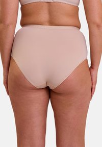 Des sous-vêtements nude taille haute avec une texture lisse, une taille élastique, et des coutures minimales, conçus pour le confort et un ajustement sans couture.