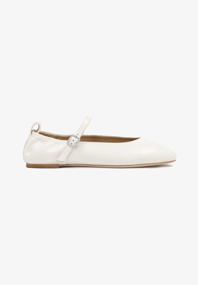 Ballerines en cuir verni blanc avec un bout pointu, dotées d'une sangle avec une boucle et d'une petite boucle au talon pour un enfilage facile.