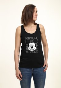 Sort ærmeløs tanktop med et grafik af Mickey Mus' ansigt, hvor navnet "Mickey" gentages i grå bag billedet.
